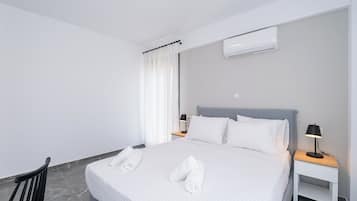 Tabla de planchar con plancha, wifi gratis y ropa de cama