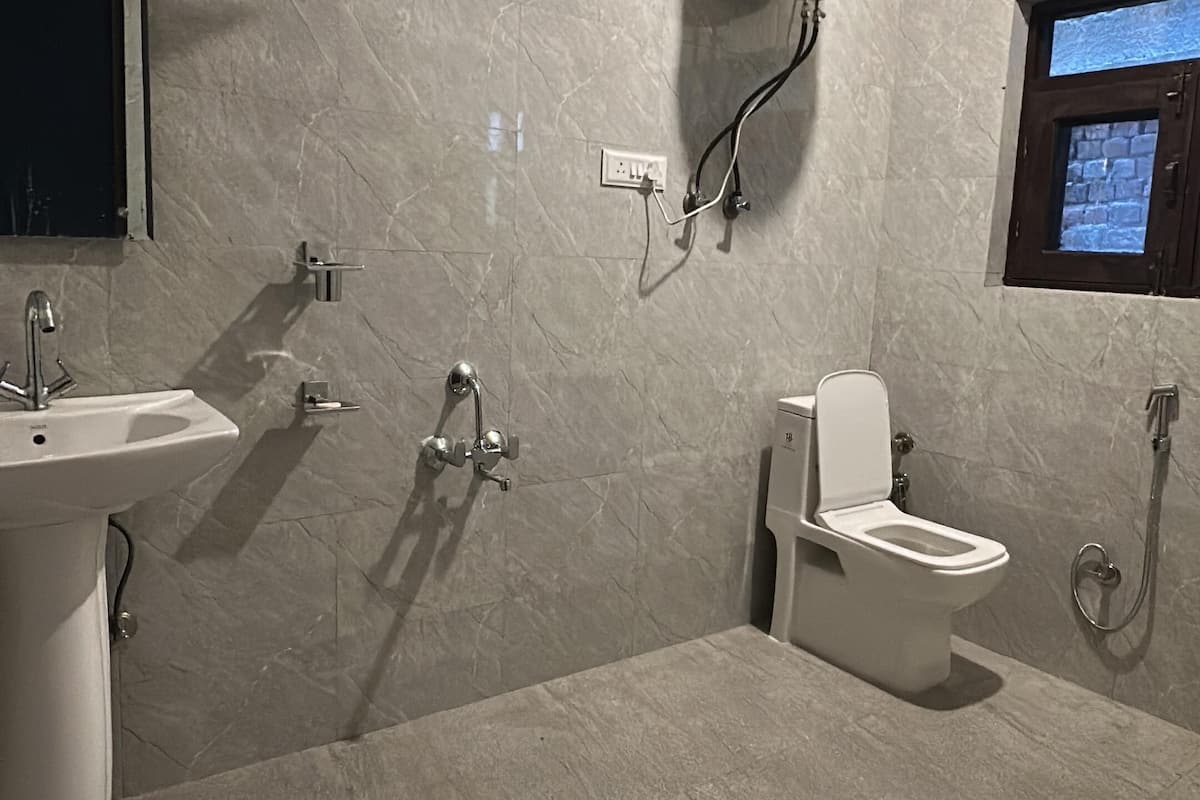 Ducha, artículos de tocador gratuitos, pantuflas, toallas