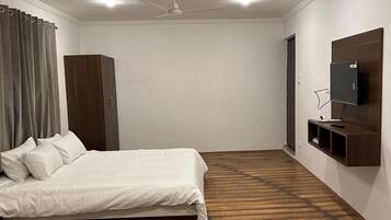 Deluxe Double Room | Iron/ironing board, free WiFi