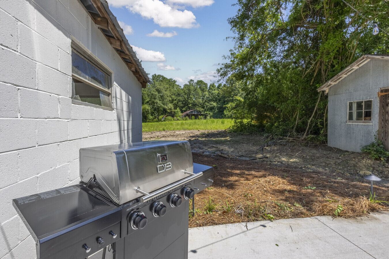 Een barbecue bevestigd aan een gebouw met een bakstenen gevel.