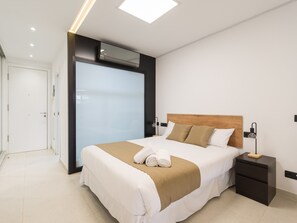 1 chambre, fer et planche à repasser