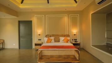 Luxury Room, Bathtub | Desk, laptop workspace, free WiFi