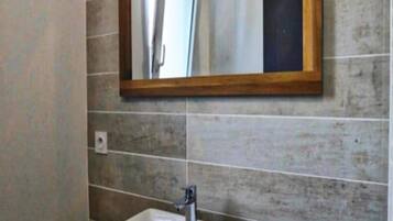 Tab mandi, pengering rambut, tuala disediakan