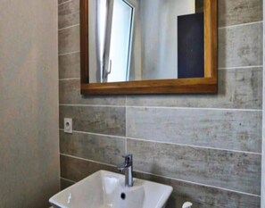 Bathtub, hair dryer, towels