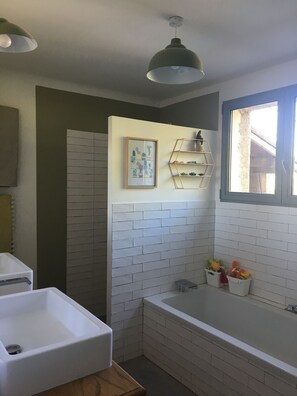 Shower, hair dryer, towels, soap - Villa 220m2 pool 5 min from the sea. 10 people, ideal family (Pérols)