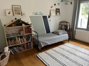 6 bedrooms, desk, iron/ironing board, free WiFi