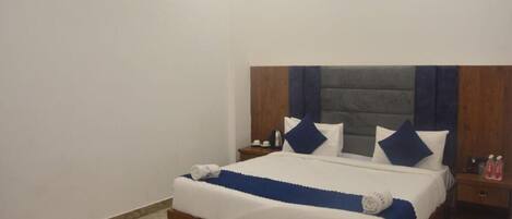 Quarto casal luxo | Ferros/tábuas de passar roupa, Wi-Fi de cortesia