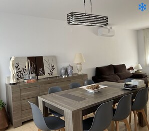 Dining - More JAPIMON rest and relaxation 5' from the beach and 25' from Port Aventura Wold (Creixell)