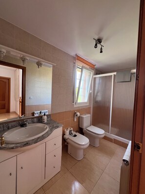 Douche, sèche-cheveux, bidet, serviettes fournies