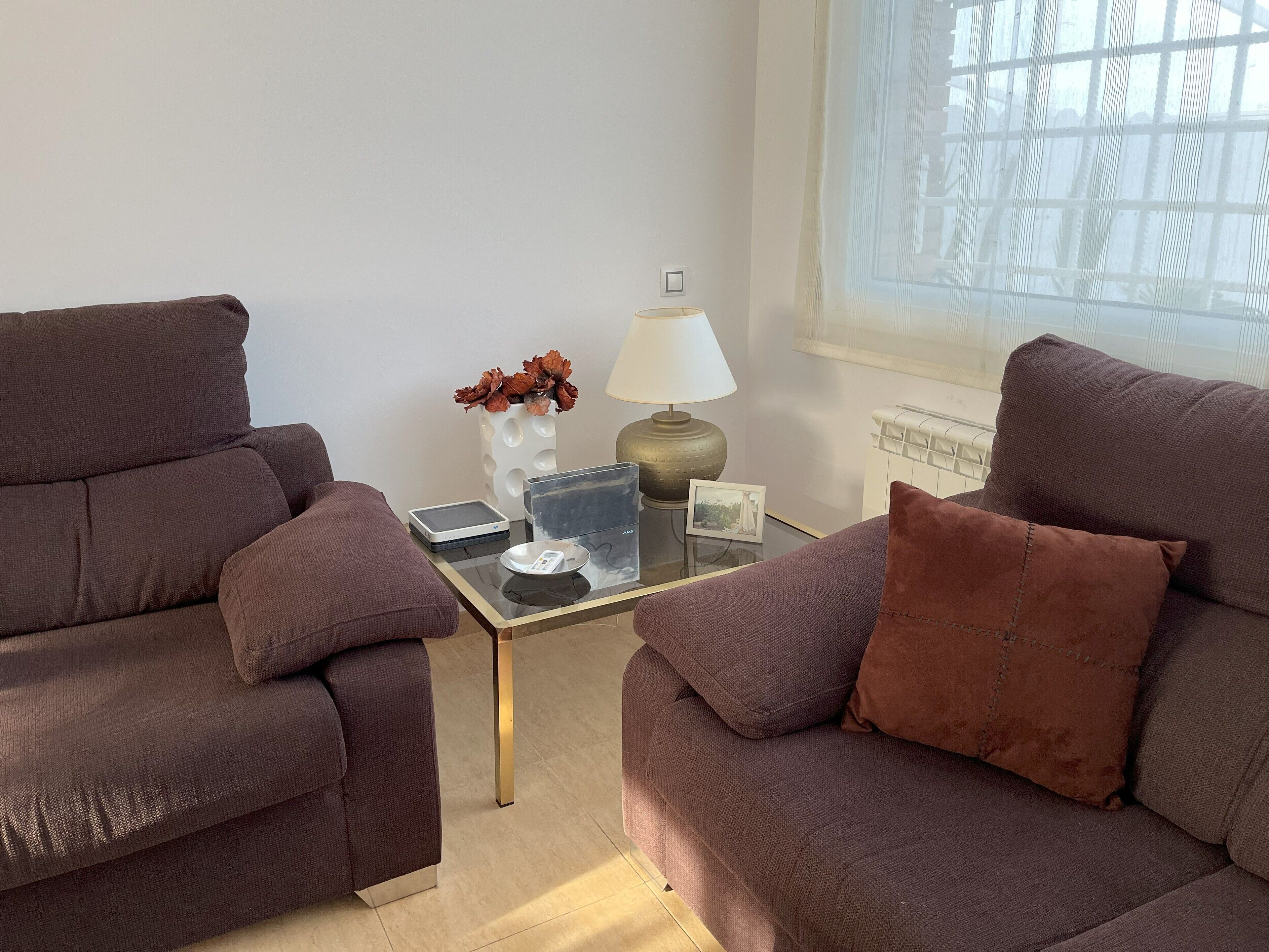 Een smart-tv, een dvd-speler en boeken