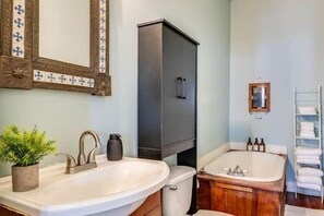 Hårtork, handdukar, tvål och schampo