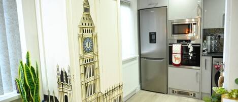 Frigorífic, microones, forn i placa de cuina