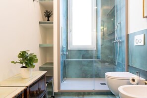 Douche, sèche-cheveux, bidet