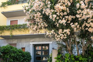 Main Entrance - Quiet 1BR Apt with Private Garden by Halldis (Milan)