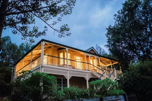 Polished wooden floor Queenslander with big mountain views and U-shaped deck