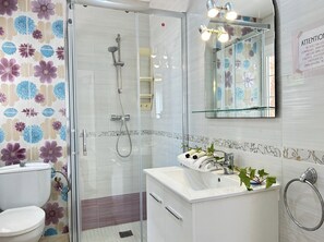 Dusj, hårføner, håndklær og toalettpapir