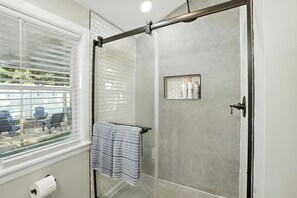 Shower, hair dryer, towels - Beacons' Nest – Valpo U, Downtown & Dunes (Valparaiso)