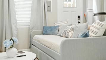 Smart TV, chimenea, libros y oficina
