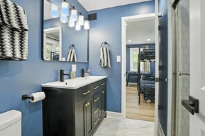 Shower, hair dryer, towels - Campus To Dunes Escape | 2 King Beds | Game Area + Fire Pit + Deck Lounge (Valparaiso)