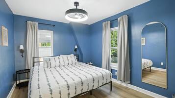 4 sovrum, skrivbord, strykjärn/strykbräda och resesäng