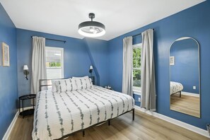 4 bedrooms, desk, iron/ironing board, travel cot - Campus To Dunes Escape | 2 King Beds | Game Area + Fire Pit + Deck Lounge (Valparaiso)