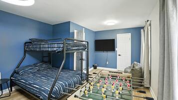 Työpöytä, silitysrauta/-lauta, vauvan matkasänky, ilmainen Wi-Fi