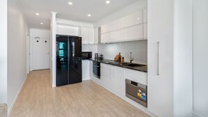 コーヒー / ティーメーカー、冷蔵庫、電子レンジ、オーブン