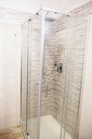 Dusche, Haartrockner, Bidet, Handtücher