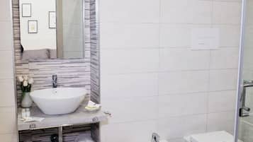 Dusche, Haartrockner, Bidet, Handtücher