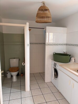 Suihku, hiustenkuivaaja, pyyhkeet, saippua