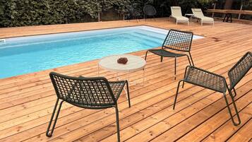 Outdoor pool, a heated pool