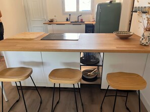 Frigorífico, microondas, placa de cocina y lavavajillas