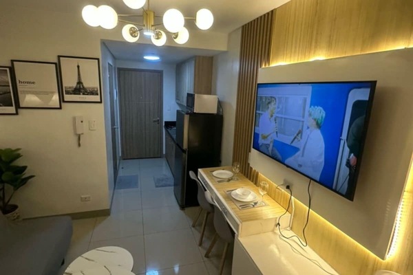 Comfort appartement, 1 queensize bed met slaapbank, airconditioning, uitzicht op zwembad | Woonruimte | Een 55-inch smart-tv met satellietzenders