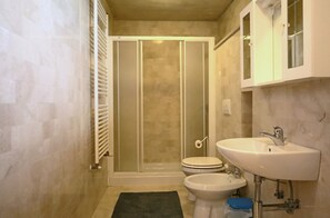 Douche, sĂšche-cheveux, bidet, serviettes fournies