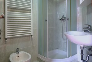 Dusche, Haartrockner, Bidet, Handtücher