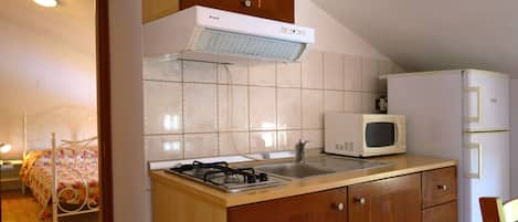 KĂŒhlschrank, Mikrowelle, Herdplatte, Wasserkocher mit Kaffee-/Teezubehör