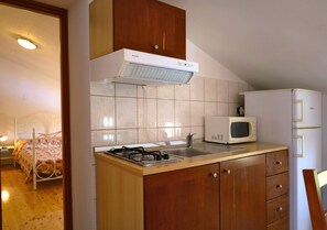 Réfrigérateur, micro-ondes, plaque de cuisson, cafetière/bouilloire