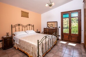 1 dormitorio, tabla de planchar con plancha, wifi y ropa de cama