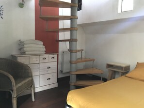 Iron/ironing board, bed sheets