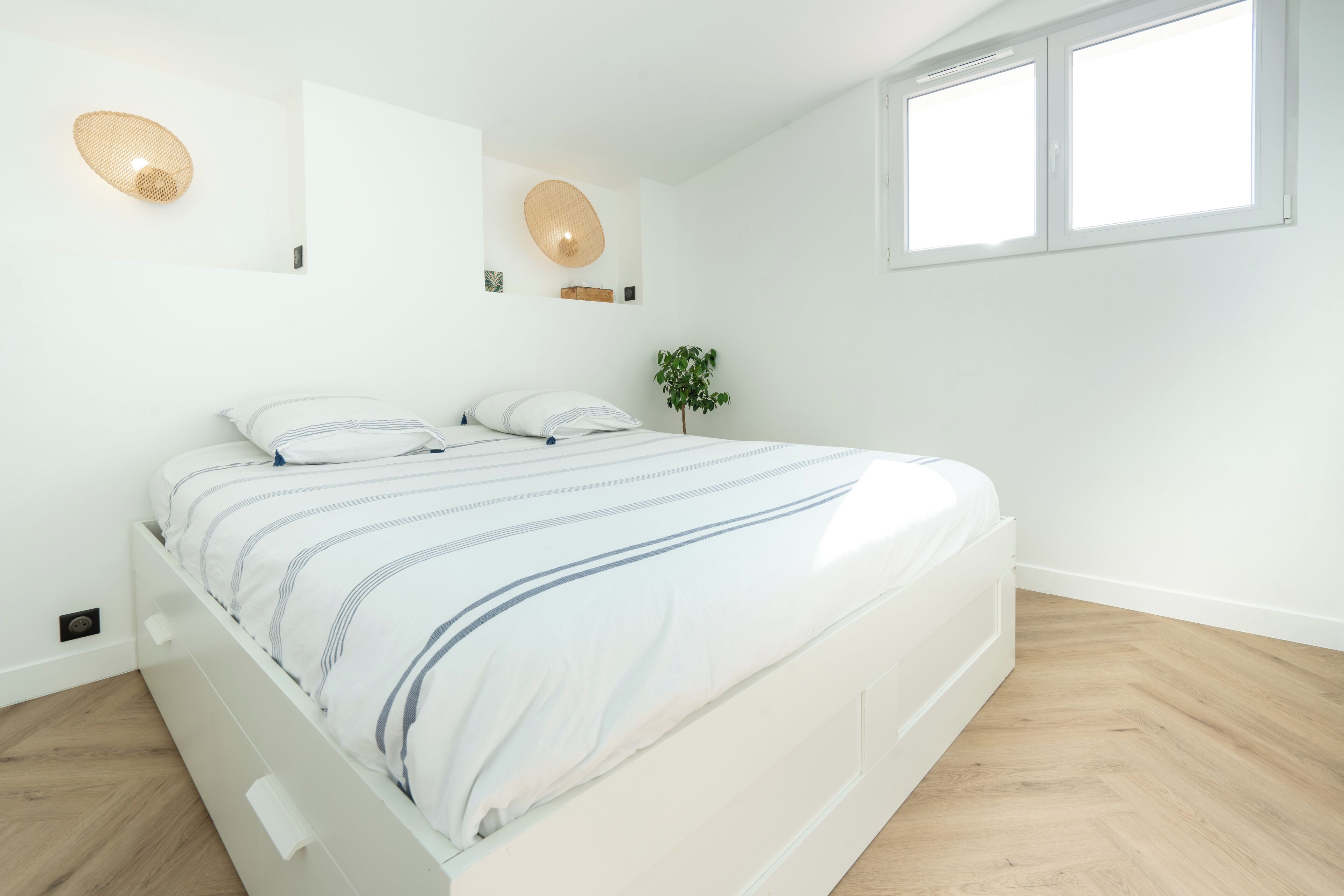 2 soverom, skrivebord, strykejern/-brett og reiseseng for barn