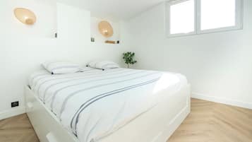 2 soverom, skrivebord, strykejern/-brett og reiseseng for barn