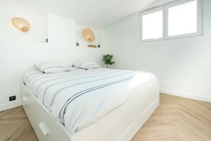 2 soverom, skrivebord, strykejern/-brett og reiseseng for barn