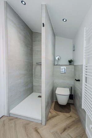 Dusj, hårføner og håndklær