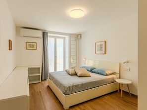 2 bedrooms, travel cot, free WiFi