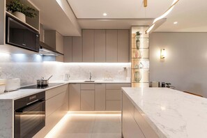 Refrigerador, microondas, horno y parrilla de estufa
