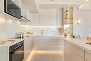 Kühlschrank, Mikrowelle, Ofen, Herdplatte