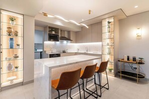 Kylskåp, mikrovågsugn, ugn och spishäll