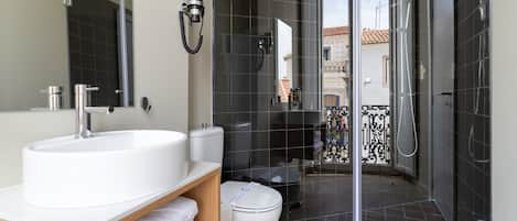 Shower, hair dryer, towels