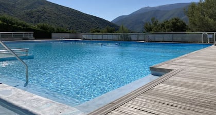 Large bastidon with exceptional views, on the edge of a hill.