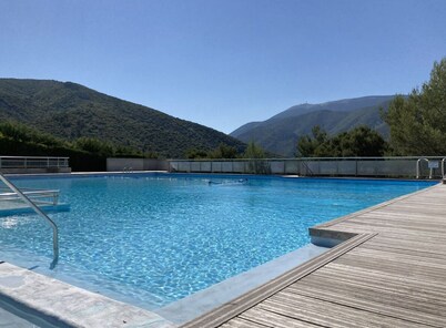 Large bastidon with exceptional views, on the edge of a hill.
